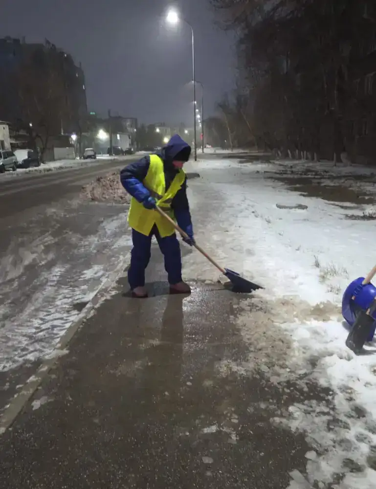Более 700 единиц спецтехники задействуют в снегоуборочных работах ночью в Астане (2)