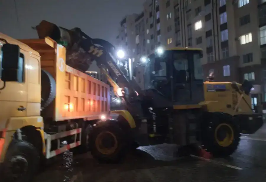 Свыше тысячи единиц спецтехники задействуют в снегоуборке ночью в Астане (5)