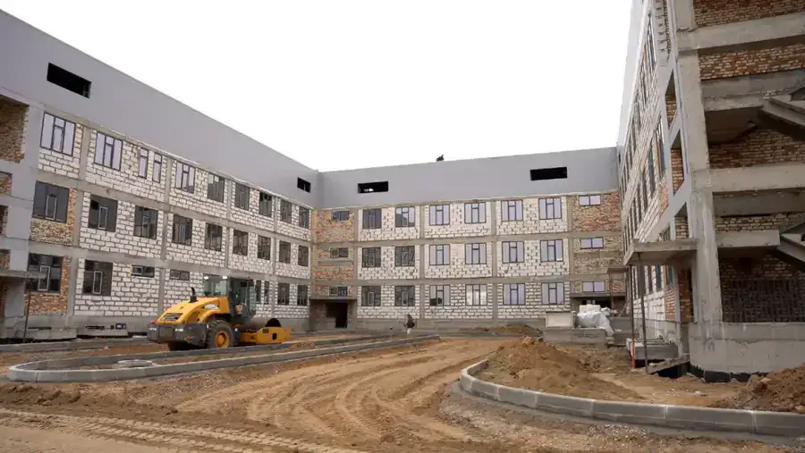 В мкр. Нурсая завершено 60% строительства новой поликлиники (5)
