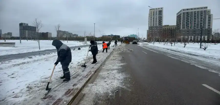 Более 700 единиц спецтехники задействуют в снегоуборочных работах ночью в Астане (4)