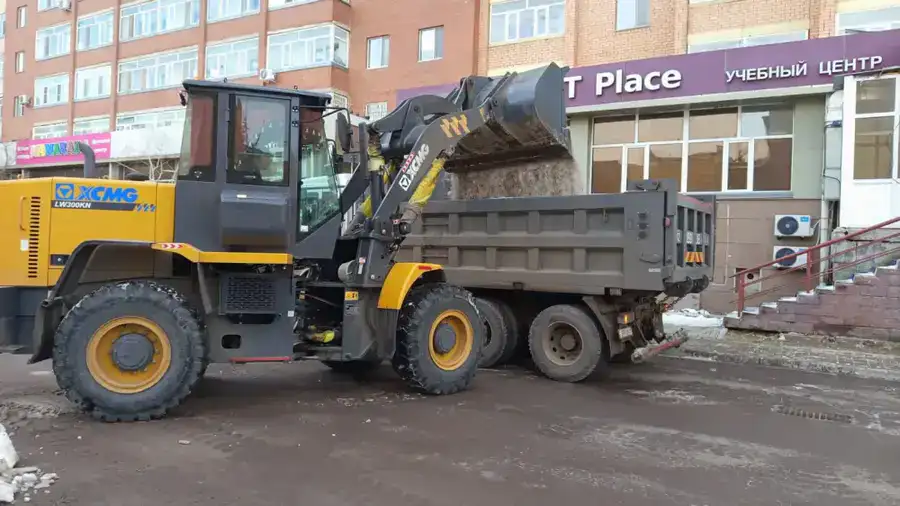 Свыше 370 единиц спецтехники заняты в снегоуборочных работах ночью в Астане (2)