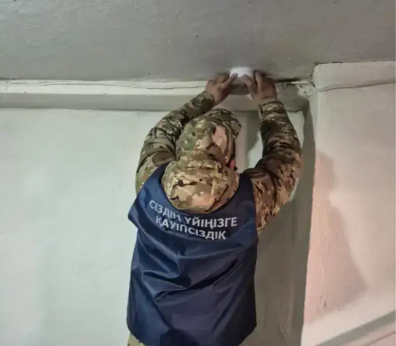 Спасатели МЧС проводят месячник пожарной безопасности в жилом секторе (4)