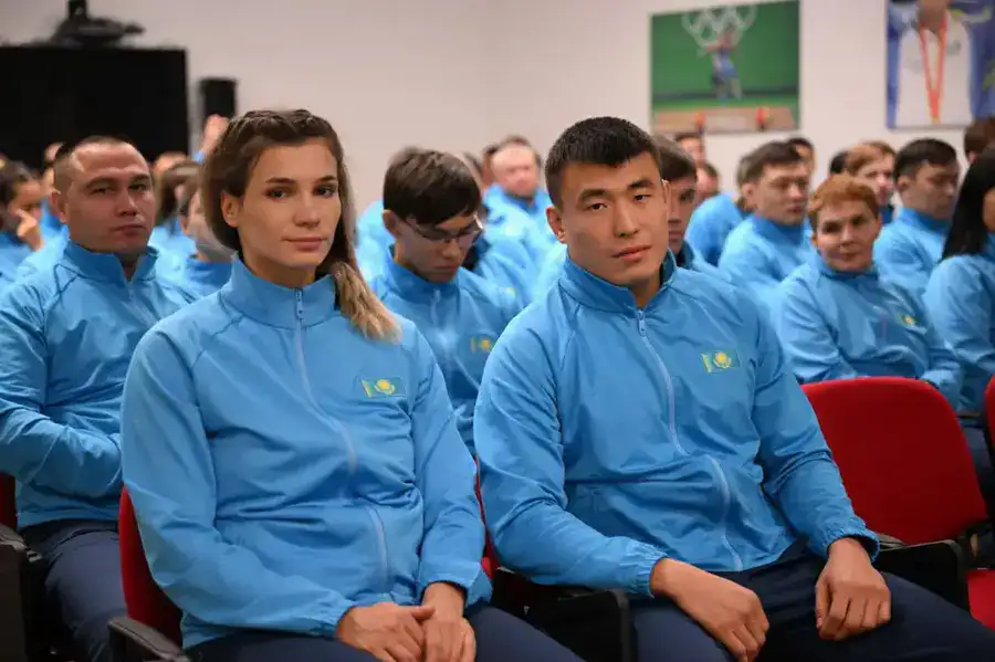 Ербол Мырзабосынов вручил Государственный флаг Казахстана национальной сборной в преддверии XXV Сурдлимпийских игр (4)