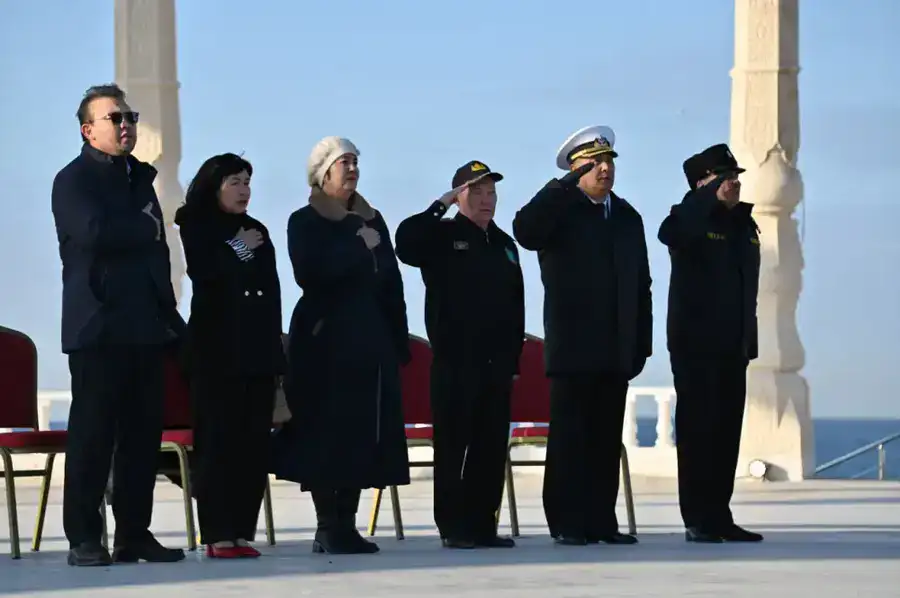 На берегу Каспия более 200 матросов присягнули на верность Родине (10)