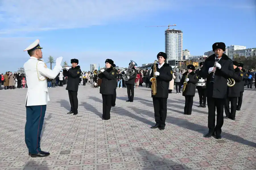На берегу Каспия более 200 матросов присягнули на верность Родине (4)