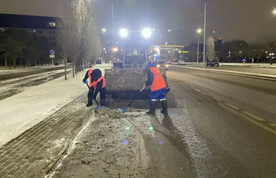Свыше тысячи единиц спецтехники задействуют в снегоуборке ночью в Астане (3)