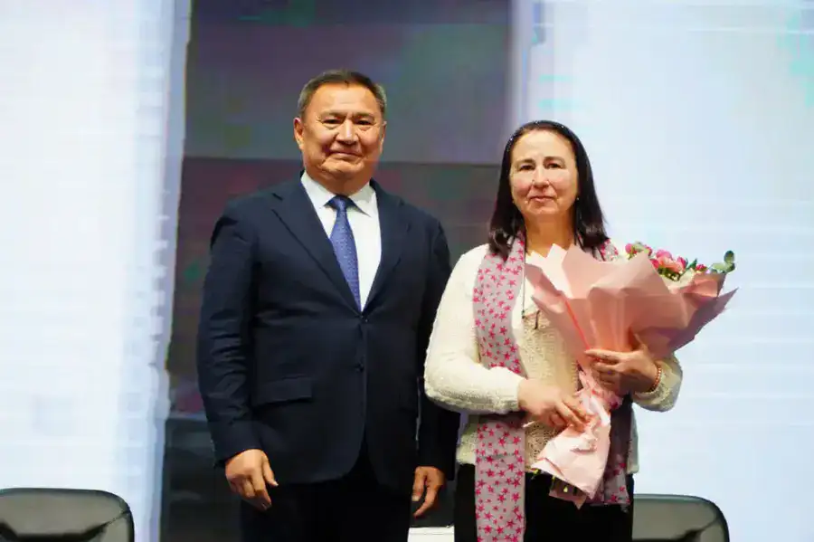 Марат Ахметжанов вручил ключи пострадавшим от паводка жителям села Зеренда (2)