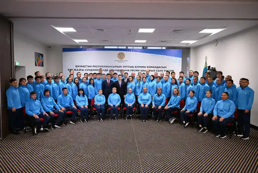 Ербол Мырзабосынов вручил Государственный флаг Казахстана национальной сборной в преддверии XXV Сурдлимпийских игр (3)