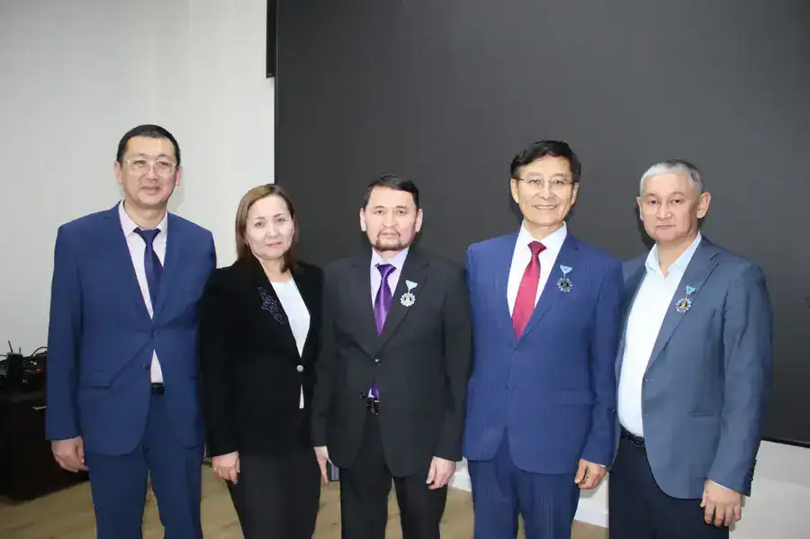Вручены нагрудные знаки «Ахмет Байтұрсынұлы» и «Ана тілін дамытуға қосқан үлесі үшін» (10)
