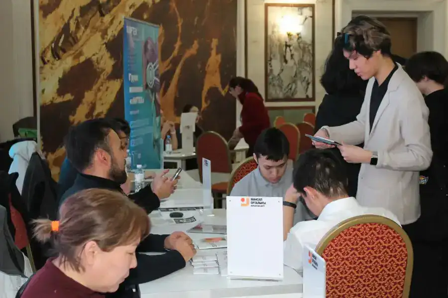 В Алматы состоялась общегородская ярмарка вакансий в рамках Года рабочих профессий (2)