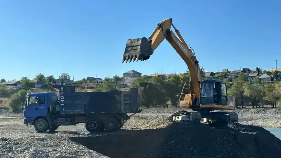 В рамках противопаводковых мер в Жетісу очищают русла рек и строят защитные дамбы (7)