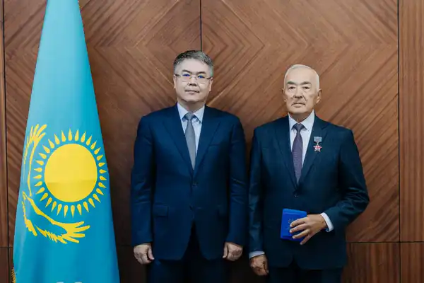 Аким Атырауской области вручил государственные награды работникам сельского хозяйства (2)