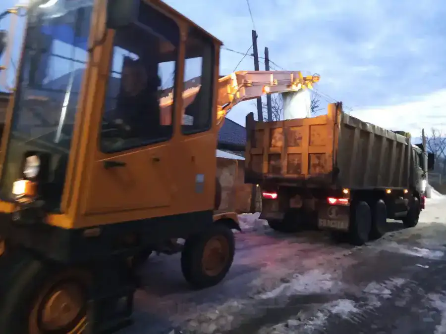 Свыше 370 единиц спецтехники заняты в снегоуборочных работах ночью в Астане (3)