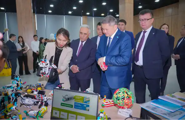 Министр науки и высшего образования Казахстана ознакомился с работой Чирчикского филиала ЮКИУ (9)