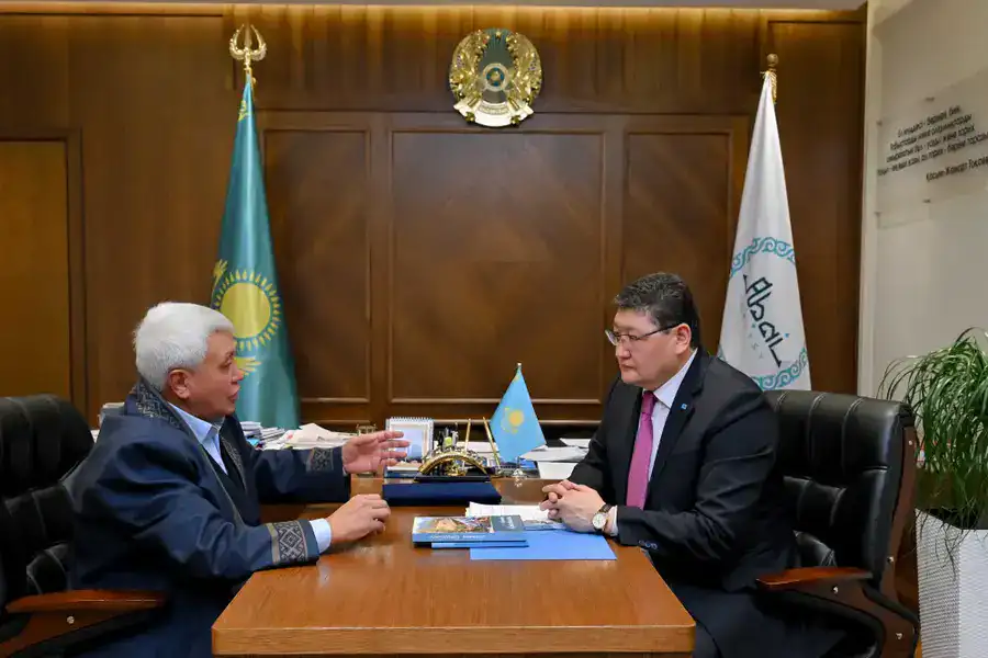 Аким области встретился с председателем Комитета по языковой политике Ерболом Тилешовым (4)