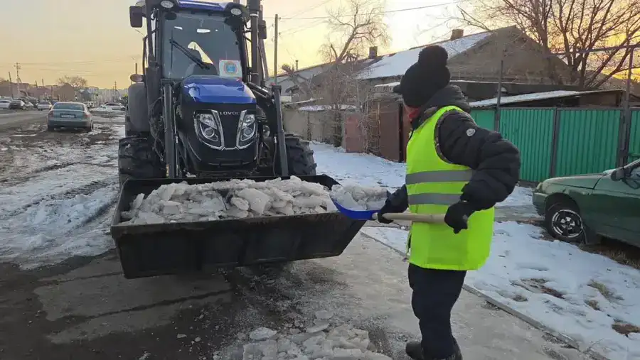 Почти 3 000 дорожных рабочих вышли на уборку снега с утра в Астане (4)