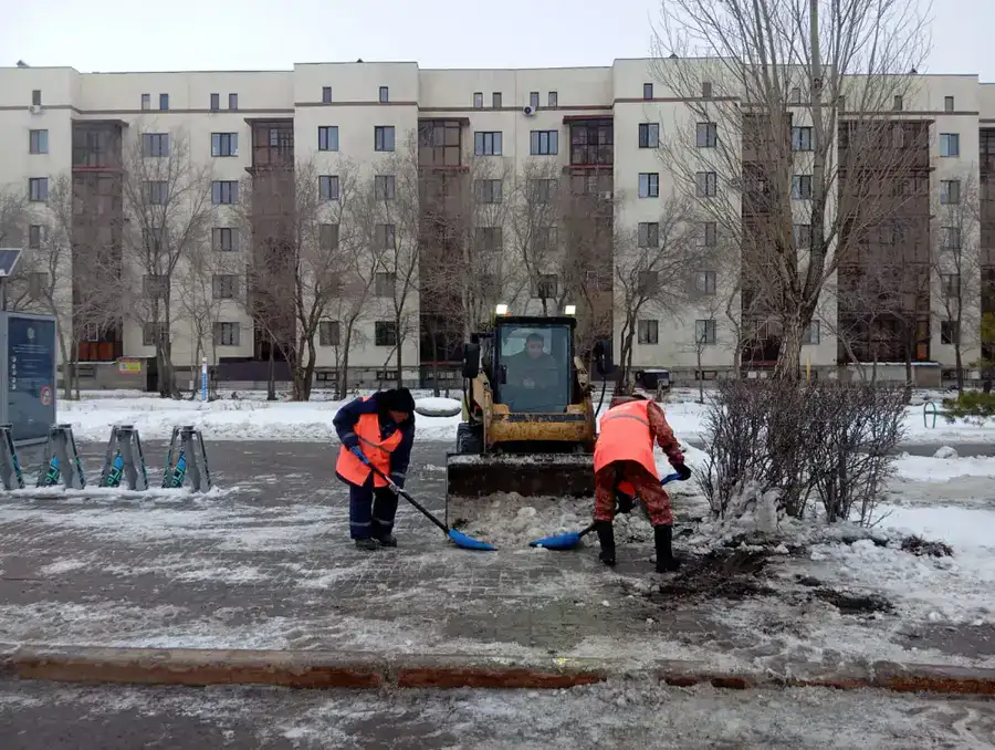 Более тысячи единиц спецтехники задействуют в уборке снега ночью в Астане (3)