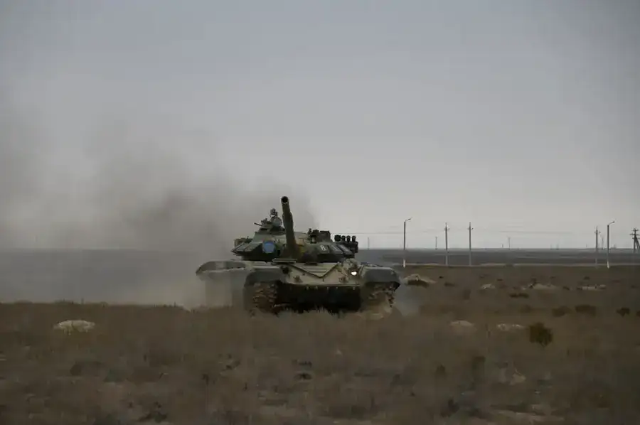 В Актауском гарнизоне более шестисот морских пехотинцев прошли обкатку танком (7)