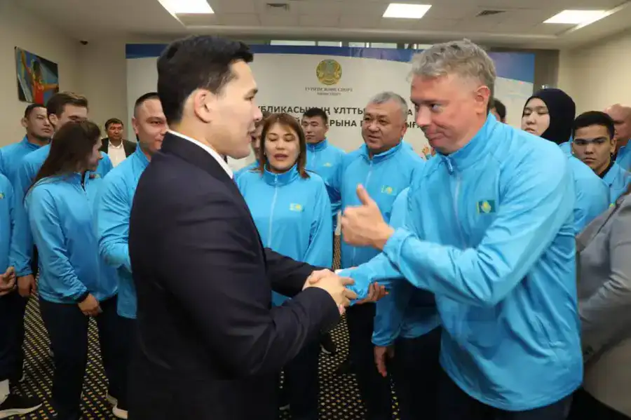 Ербол Мырзабосынов вручил Государственный флаг Казахстана национальной сборной в преддверии XXV Сурдлимпийских игр (5)