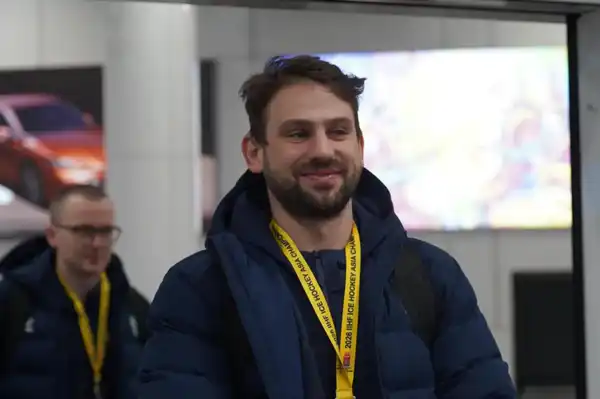 Спортсмены, ставшие чемпионами Азии по хоккею, вернулись в страну (4)