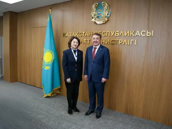 Министр юстиции Ерлан Сарсембаев встретился с Президентом Фонда Тюркской культуры и наследия Актоты Раимкуловой (4)