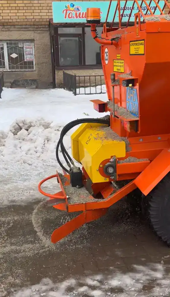 Почти 3 000 коммунальщиков ведут работы по уборке снега и наледи в Астане (5)