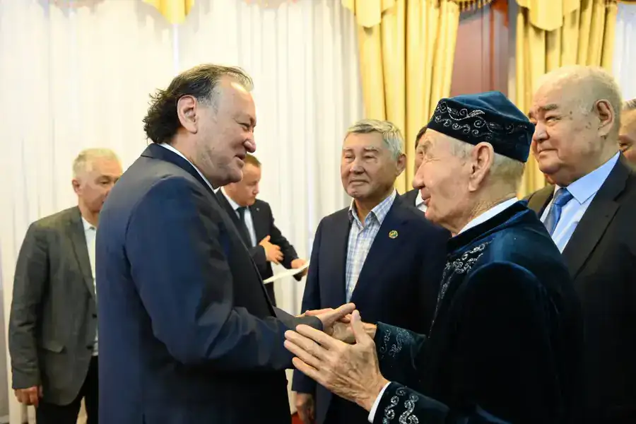 Глава региона встретился с государственным и общественным деятелем Мухтаром Кул-Мухаммедом (2)