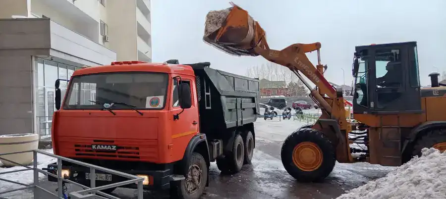 Почти 3 000 коммунальщиков задействованы в работах по уборке снега и наледи в столице (6)