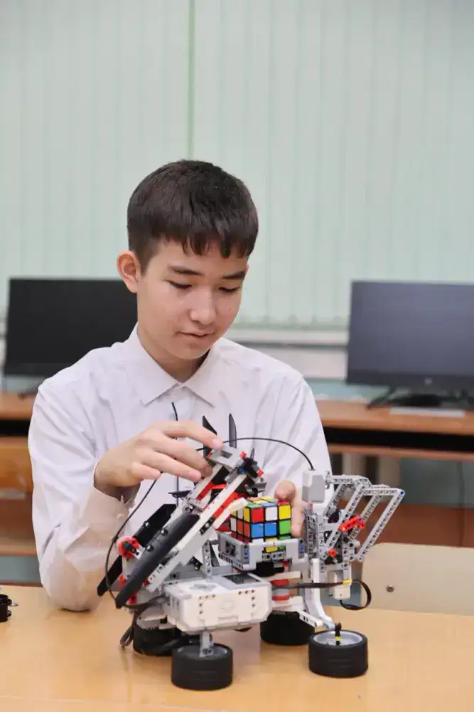 В Астане школьник создал умного робота, который собирает кубик Рубика за одну минуту (2)