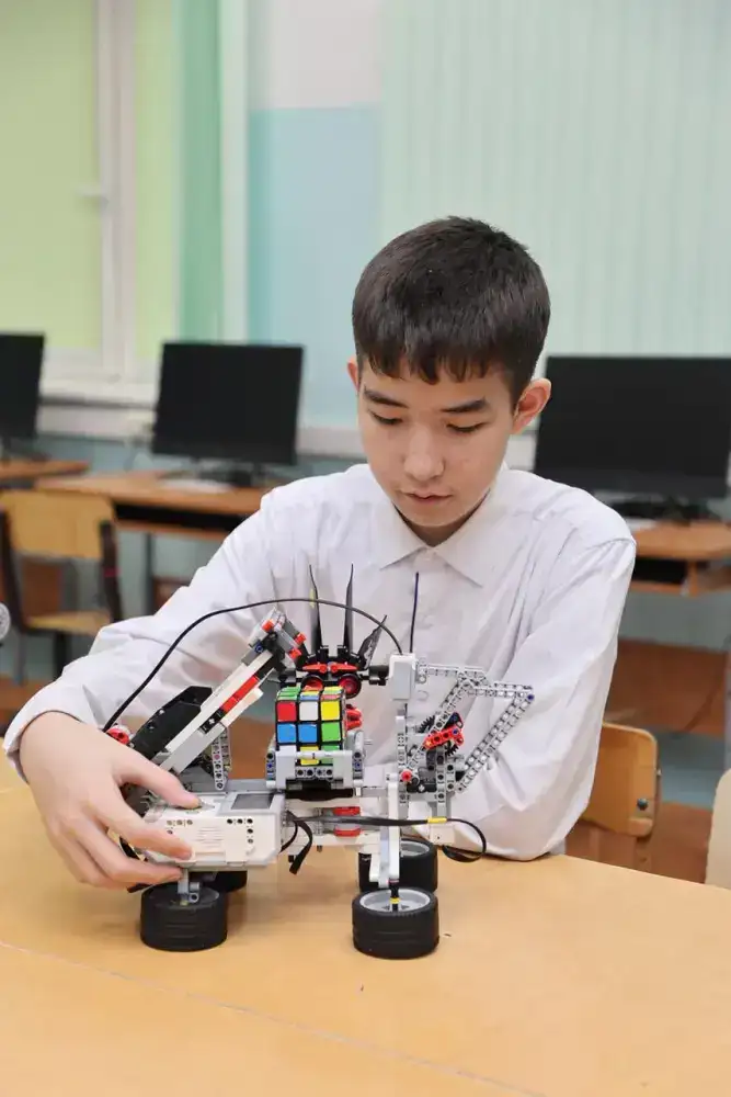 В Астане школьник создал умного робота, который собирает кубик Рубика за одну минуту (3)