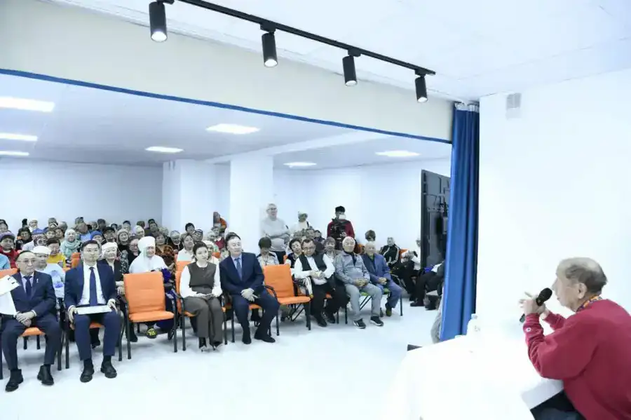 Ставший звездой Нью-Йоркского марафона 80-летний казахстанец встретился со столичными пенсионерами (2)