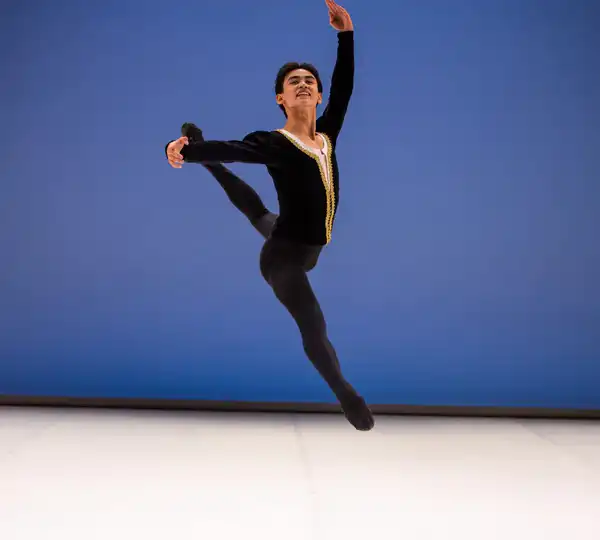 Студент Казахской национальной академии хореографии завоевал третью премию на международном конкурсе в Будапеште (5)