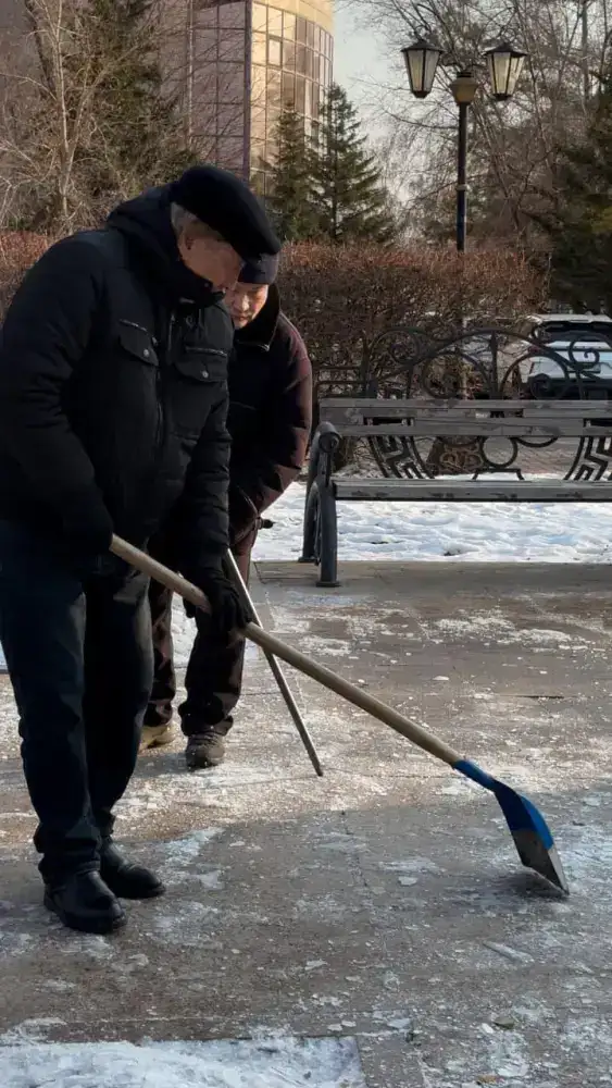 «Таза Қазақстан»: акцию чистоты провели у памятника Сакену Сейфуллину в Астане (3)