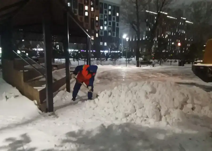 Свыше тысячи единиц спецтехники задействуют в снегоуборке ночью в Астане (4)