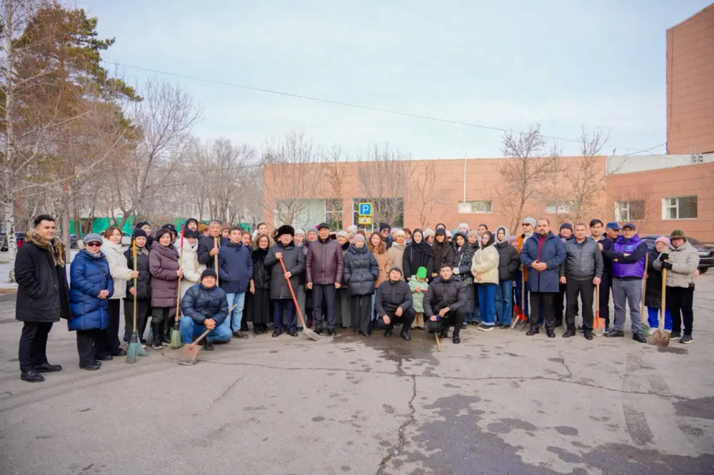 «Таза Қазақстан»: в Астане на территории Государственной академической филармонии им.Е. Рахмадиева прошла акция чистоты (6)