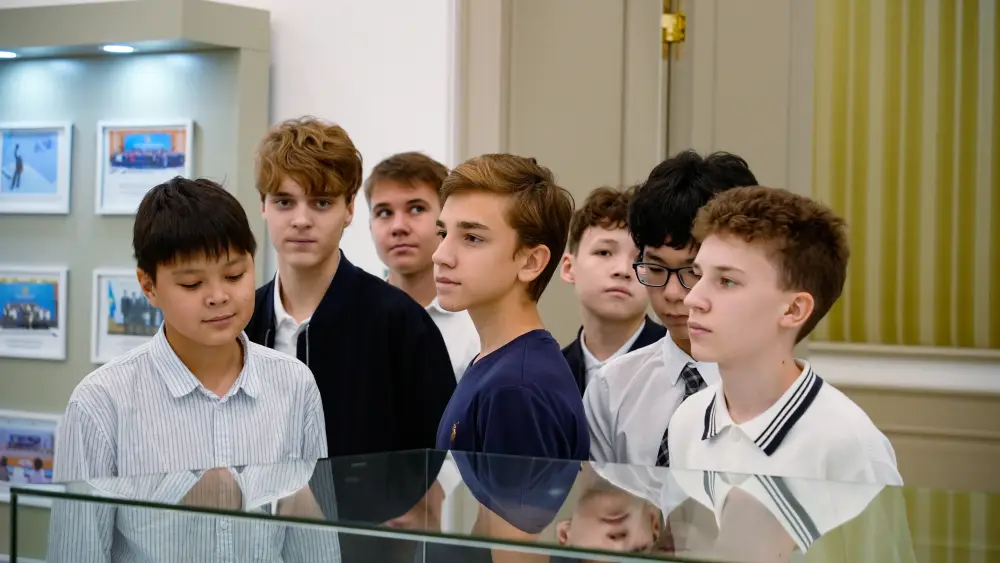 Конституционный Суд организовал тематическую экскурсию для учащихся Экономического лицея Астаны (4)