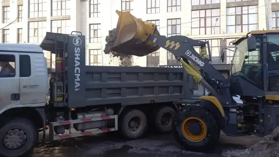 Около 500 единиц спецтехники задействуют в снегоуборке ночью в Астане (2)