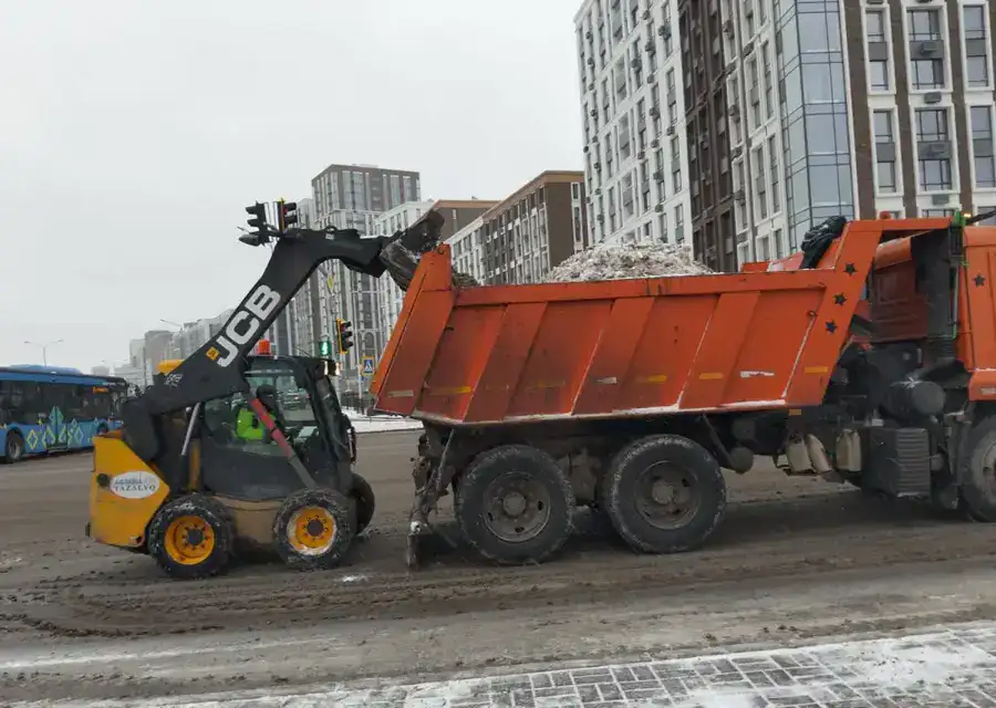 Порядка 3000 дорожных рабочих вышли на уборку снега в Астане (4)