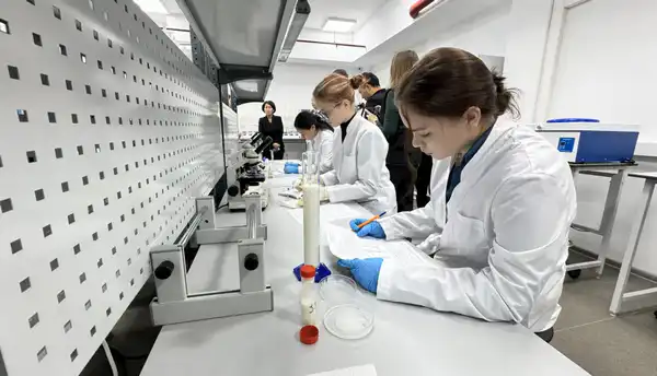 Вице-министр ознакомилась с научными проектами и инфраструктурой Kozybayev University (2)