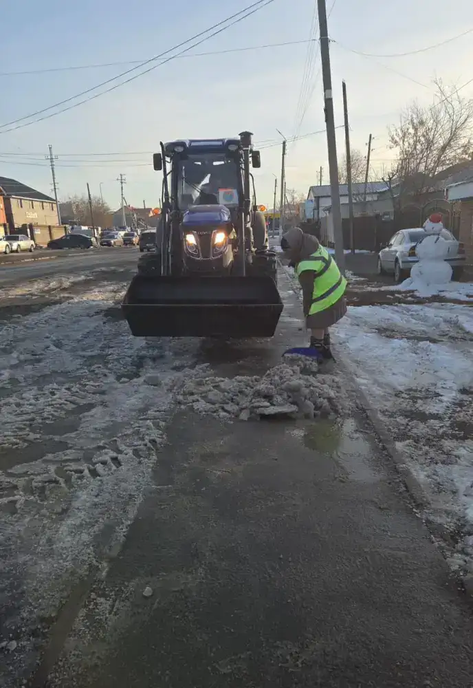 Более 2 800 дорожных рабочих задействованы в снегоуборочных работах в Астане (2)