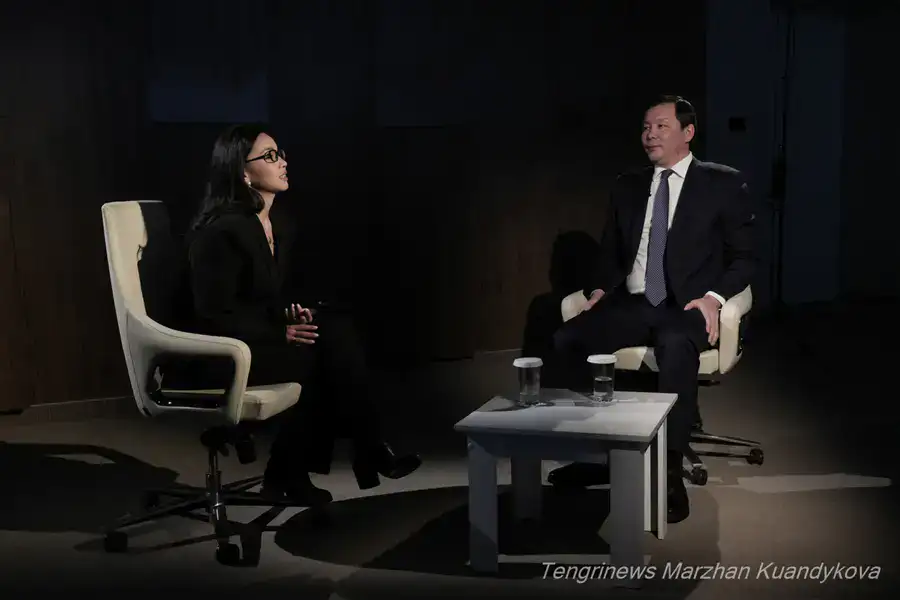 Журналист Рабига Дюсенгулова и аким Актюбинской области Асхат Шахаров. Фото: © Tengrinews.kz / Маржан Куандыкова