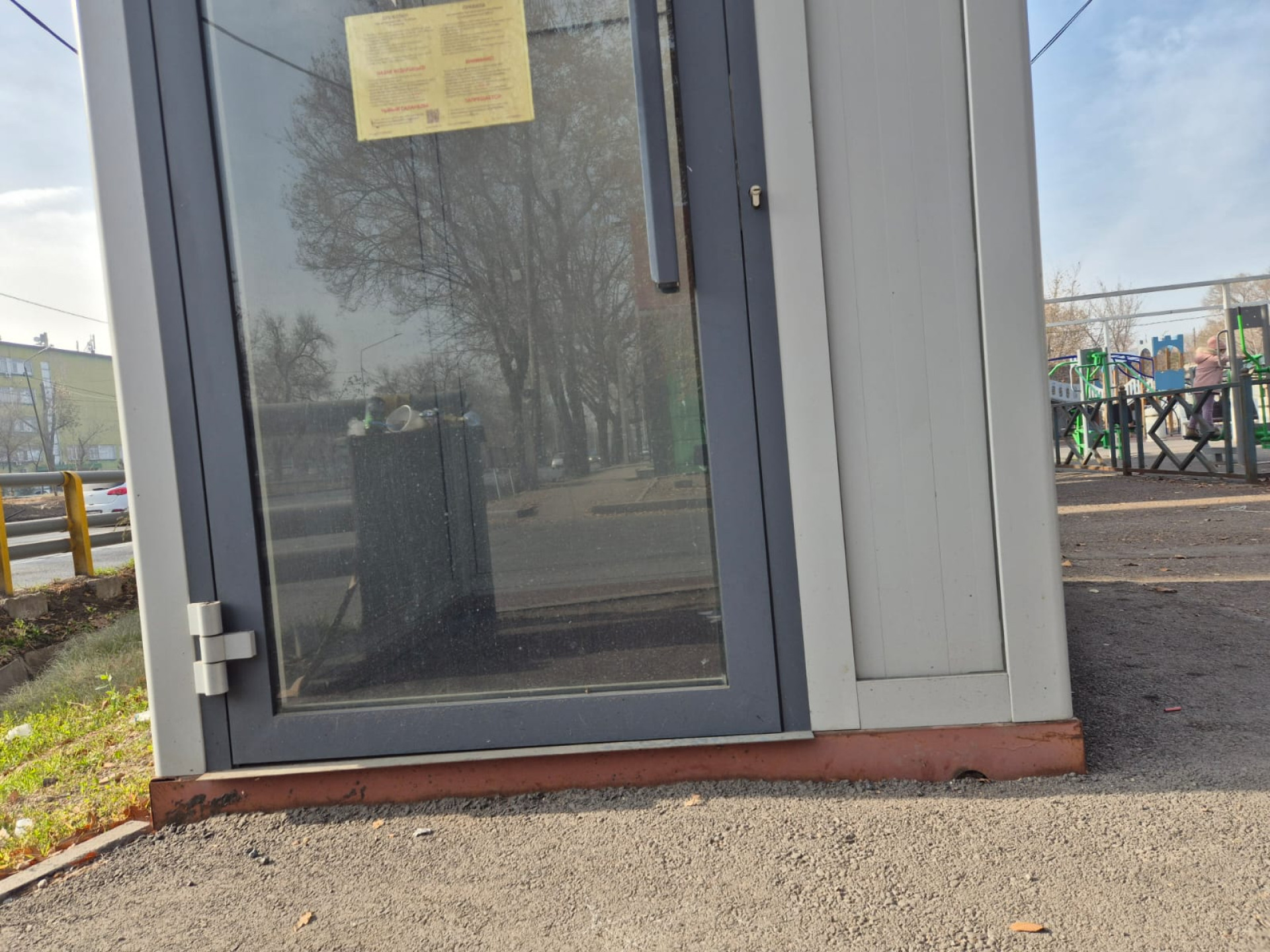 Неудобные кабины в лифтах надземных переходов в Алматы