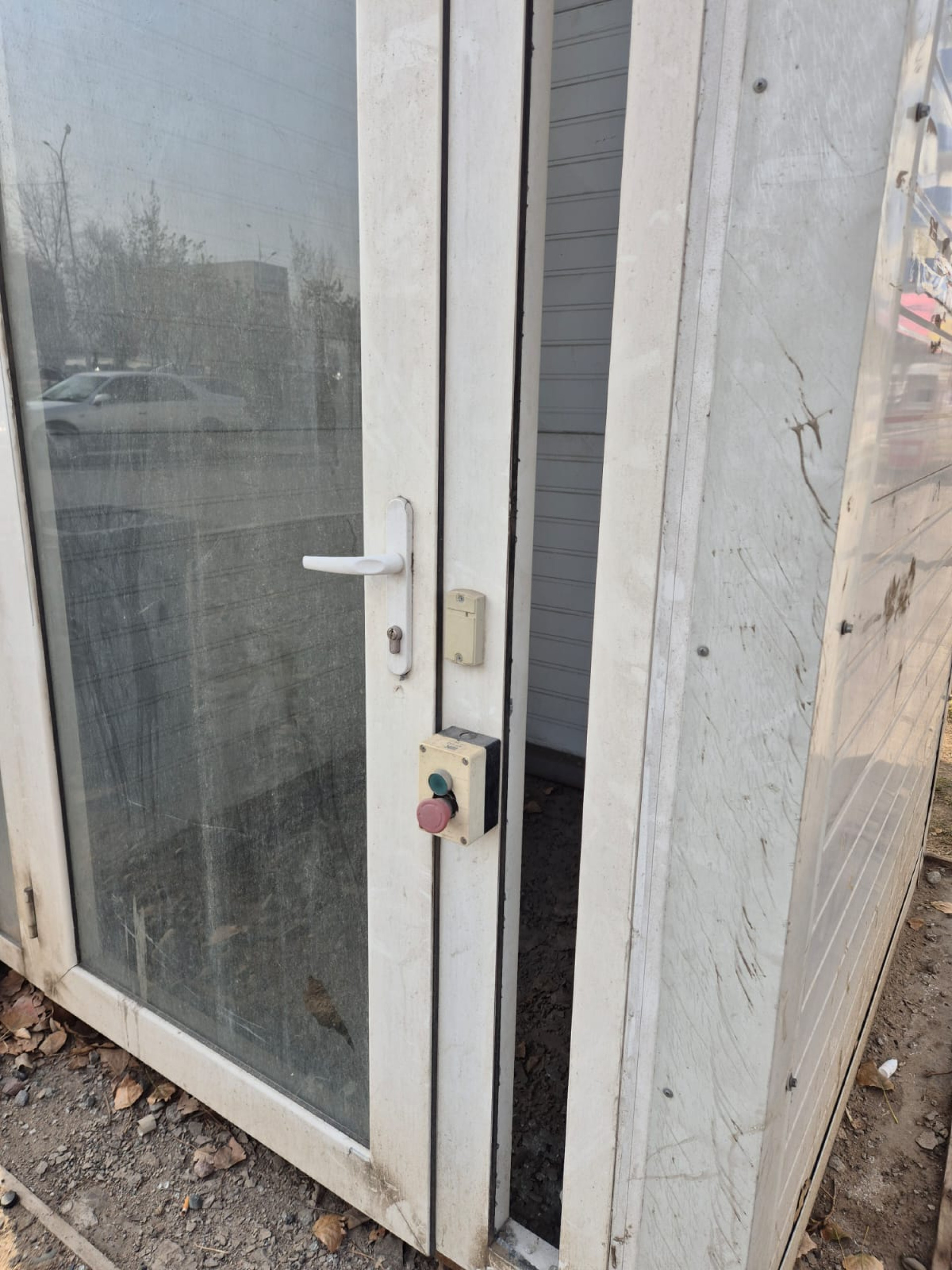 Сломанный лифт на надземном переходе в Алматы