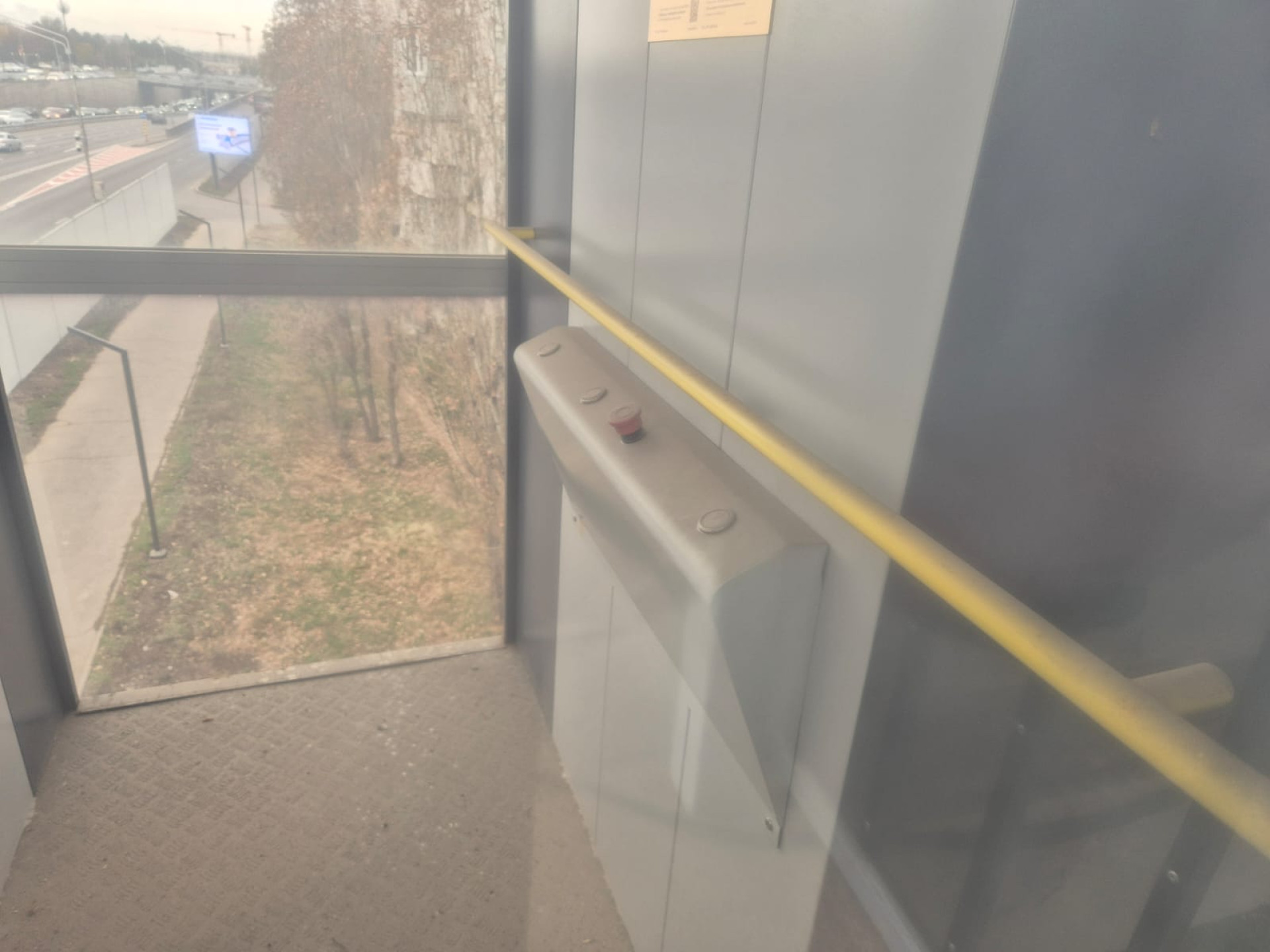 Пыльная кабина лифта на надземном переходе в Алматы