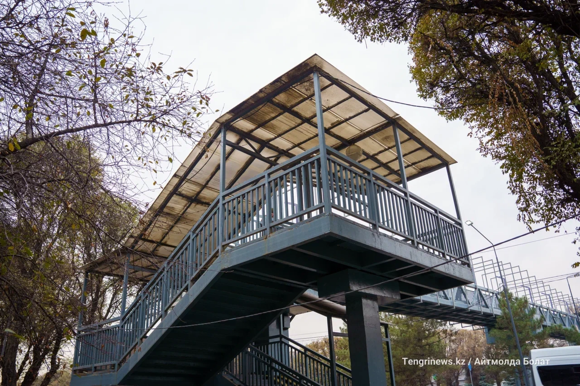 Надземный переход  в Турксибском районе