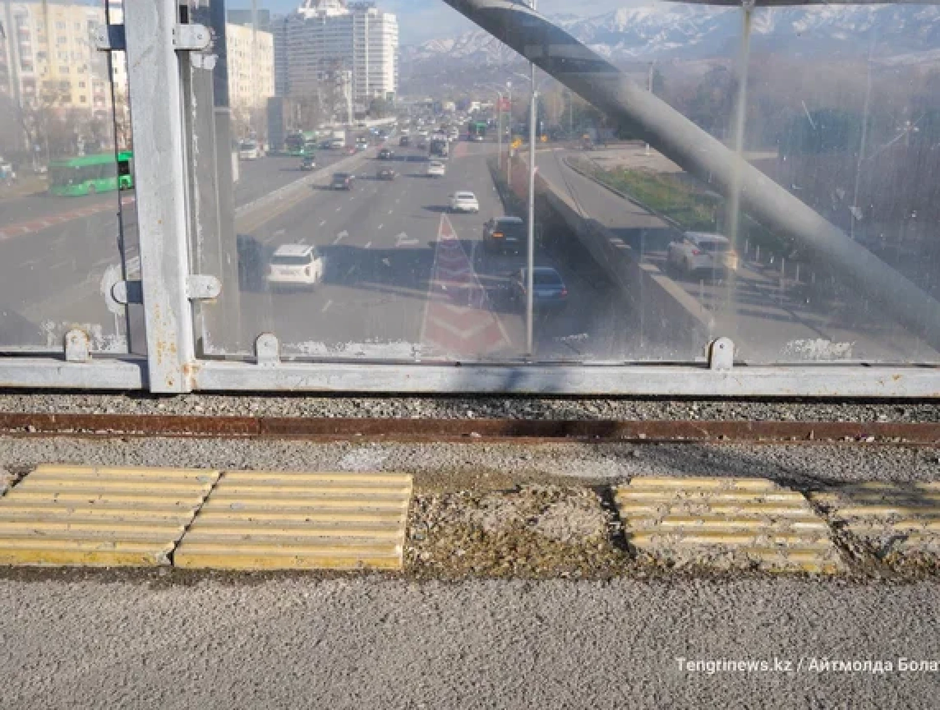 Состояние надземного перехода у Парка первого президента в Алматы