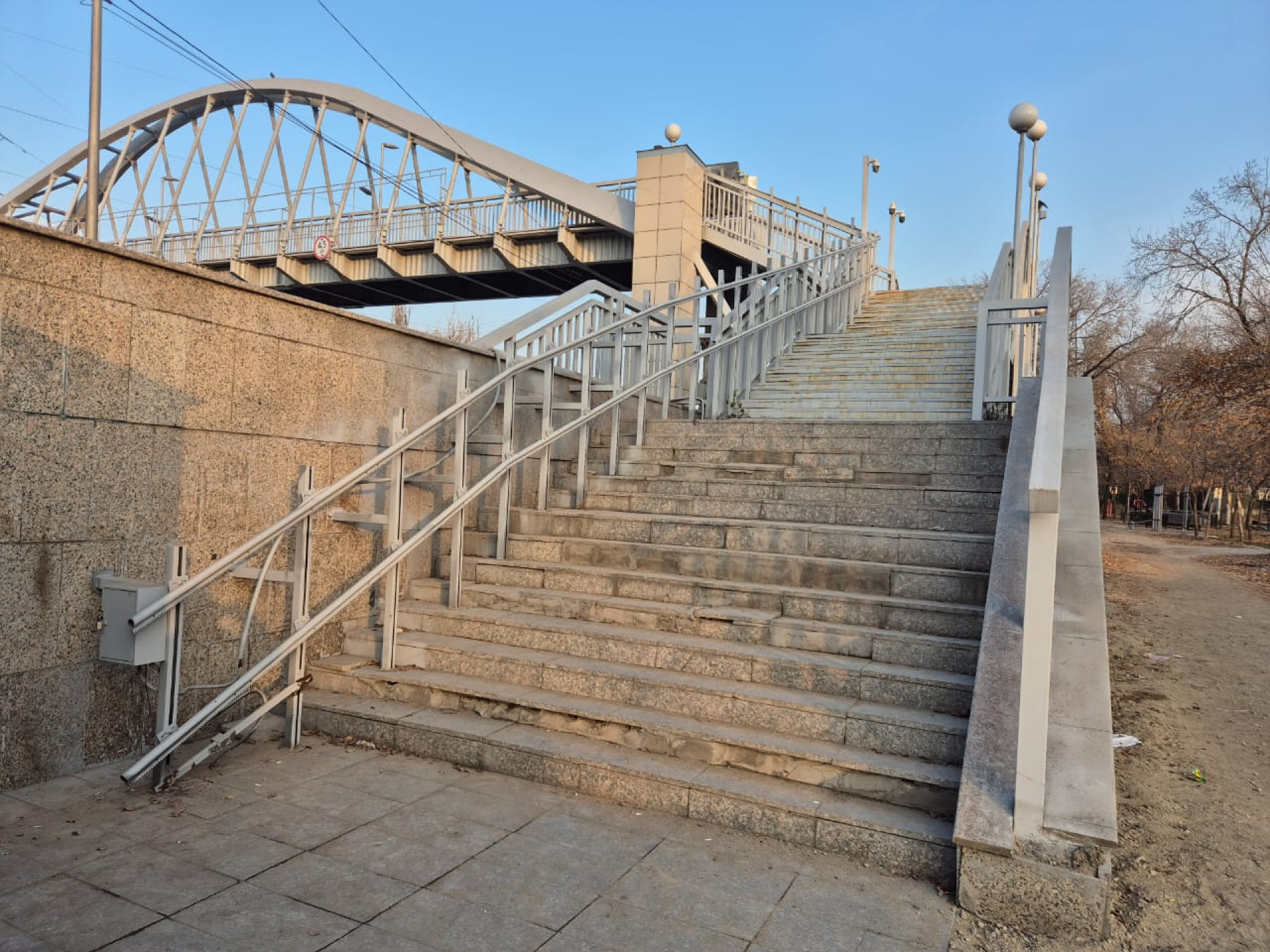 Надземный переход без пандуса в Жетысуском районе Алматы