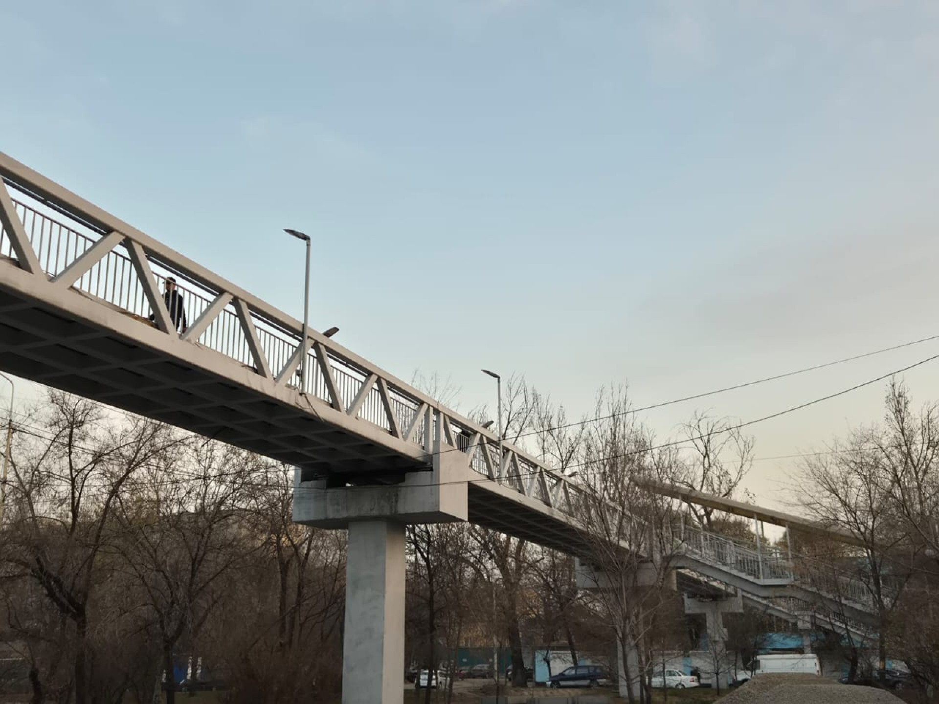 Надземный переход в Жетысуском районе Алматы