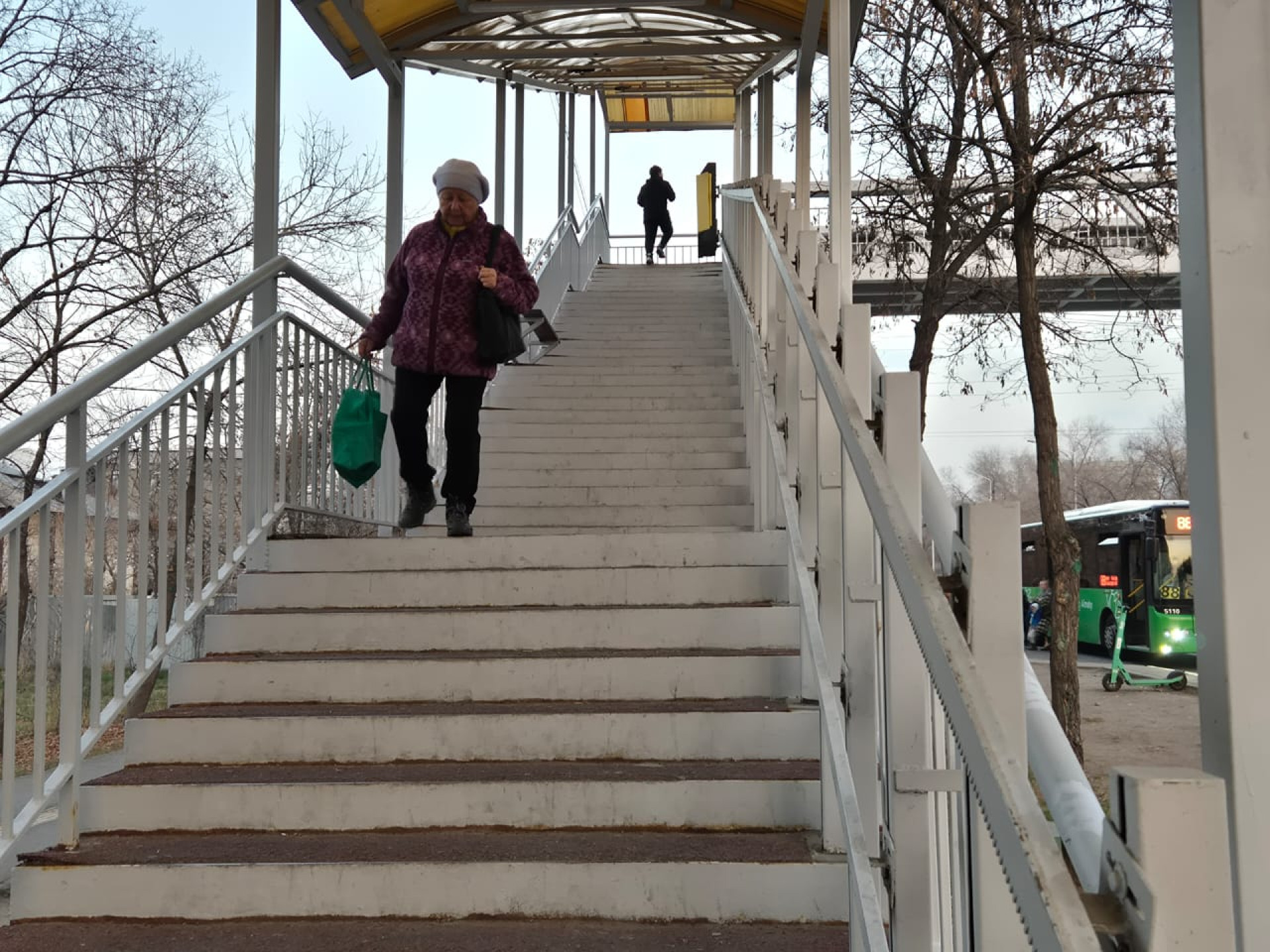 Надземный переход без пандусов в Жетысуском районе Алматы