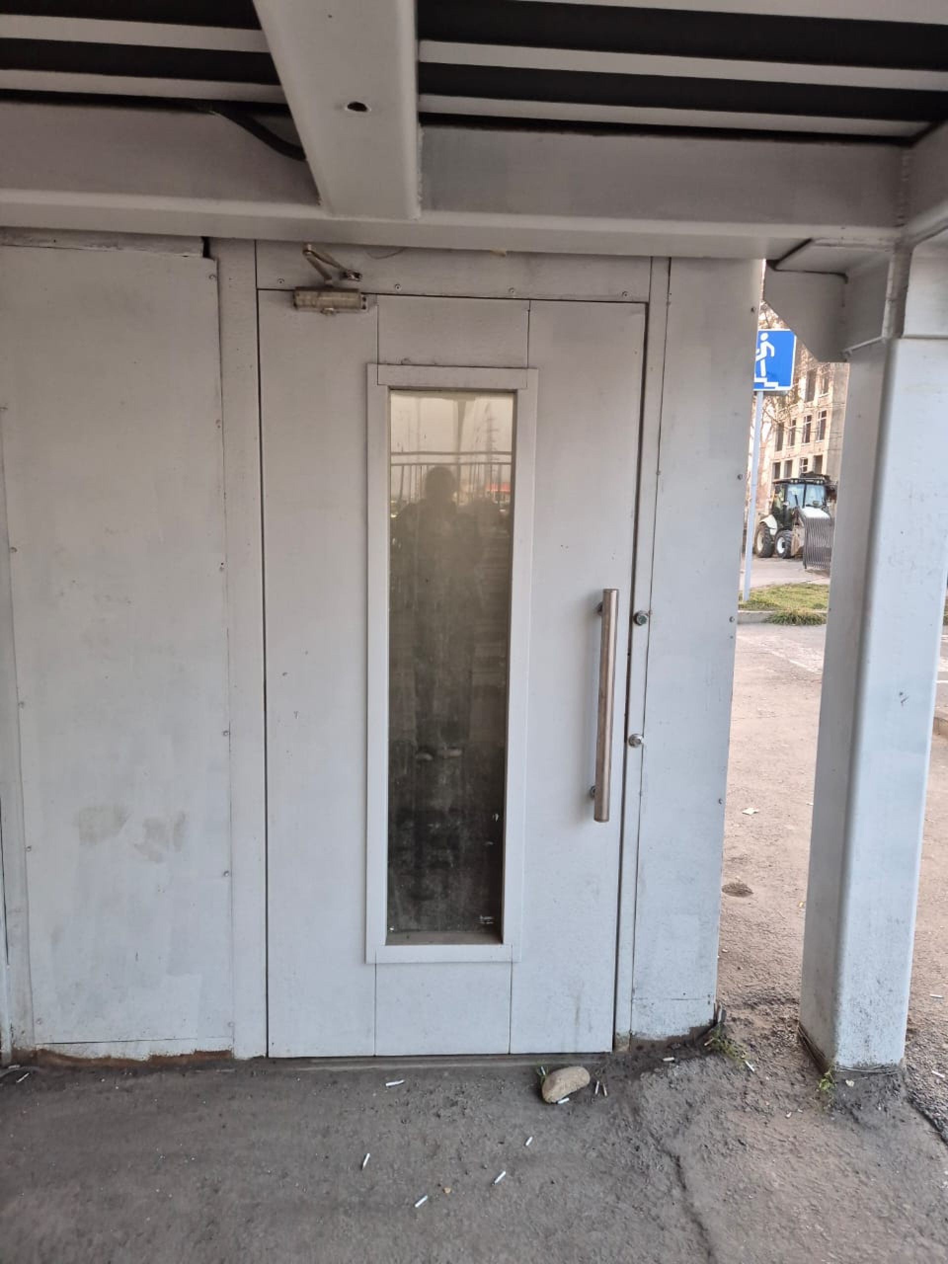 Кабина лифта на надземном переходе в Жетысуском районе Алматы